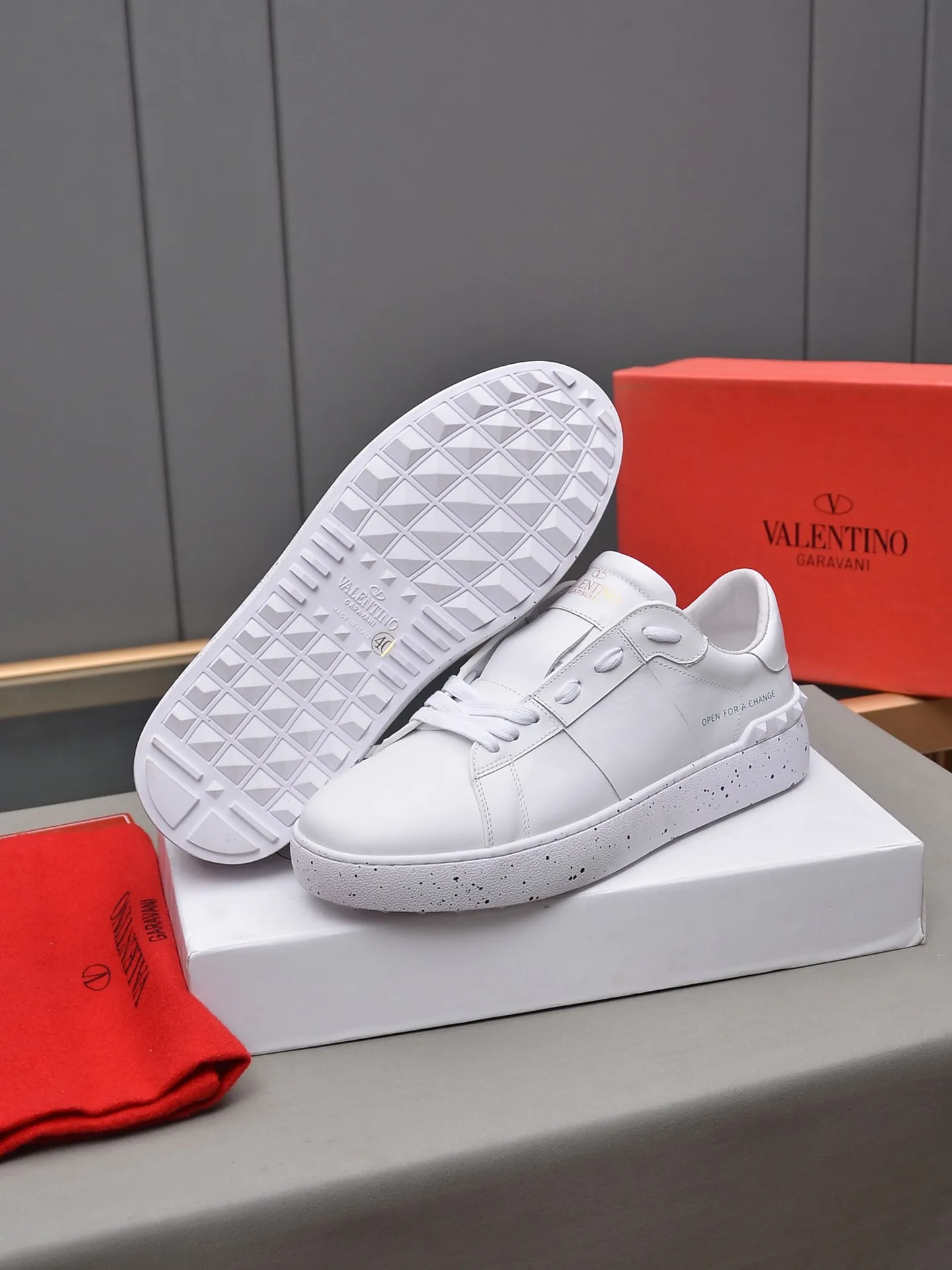 Men's shoes 460💰 (men and women couples) Valentino classic color matching series casual shoes. Made with heavy craftsmanship, good products pay attention to every detail. A must-have trendy item that can be worn all year round, it has been worn by many celebrities and Internet celebrities~~Imported cowhide surface, unique design concept, sheepskin lining, counter quality. Women’s clothing 35-40. Men’s clothing 39-44, 45-46 (returns and exchanges are not supported for custom-made items)
